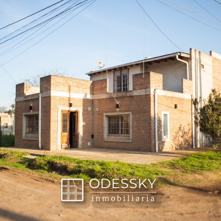 Larrea 1694 esquina Castelli, a solo 100 mts de Ruta 205 - Cañuelas-Casa en venta