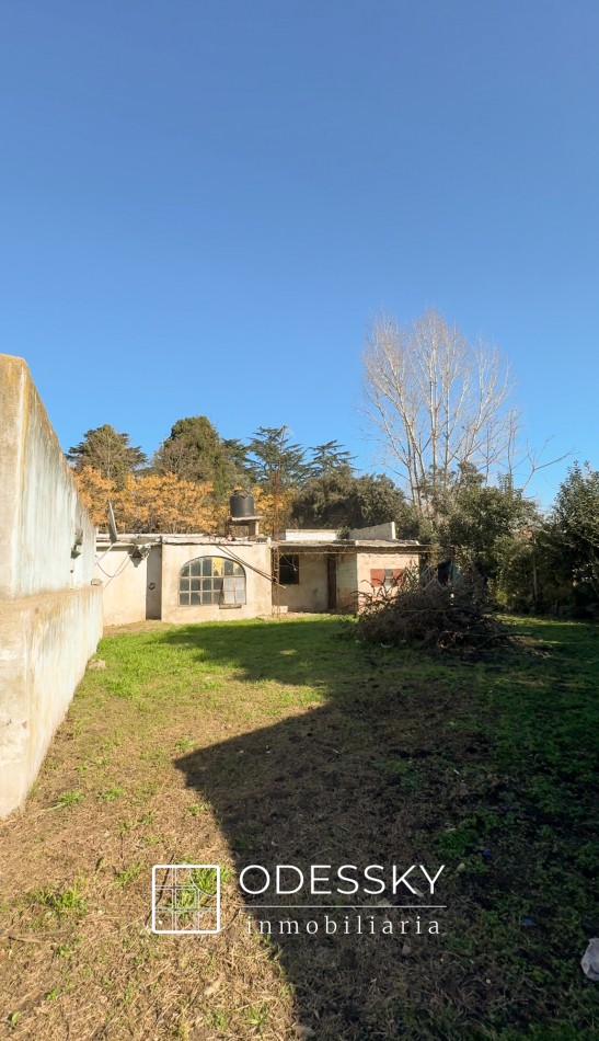 URIBELARREA  ¡Propiedad a reciclar con 2 casas,  casilla y 2 locales !