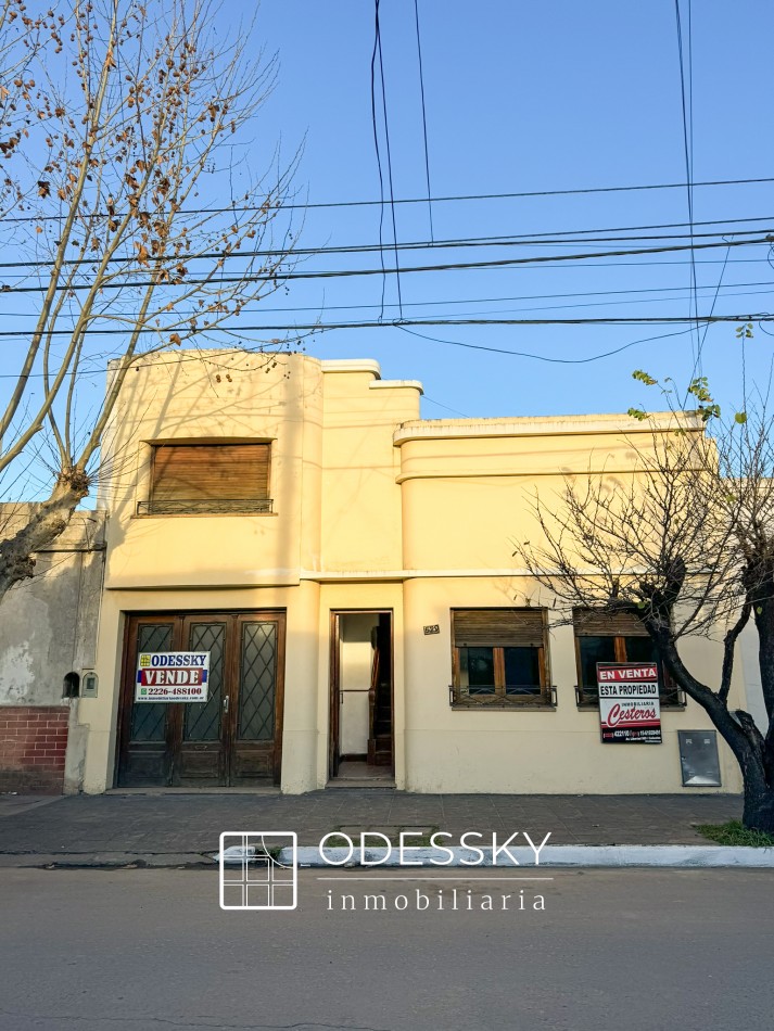 Cañuelas - Casa de 2 plantas en venta en pleno centro 