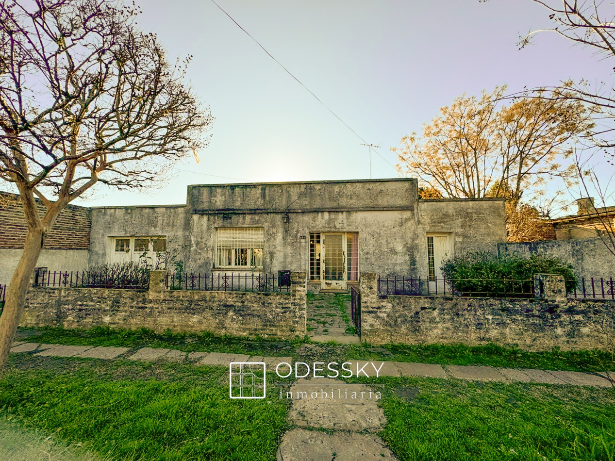 Cañuelas- Casa a refaccionar con espectacular lote en pleno centro de la Ciudad 